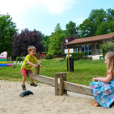 Campsite Le Hameau Du Petit Lay Mouchamps