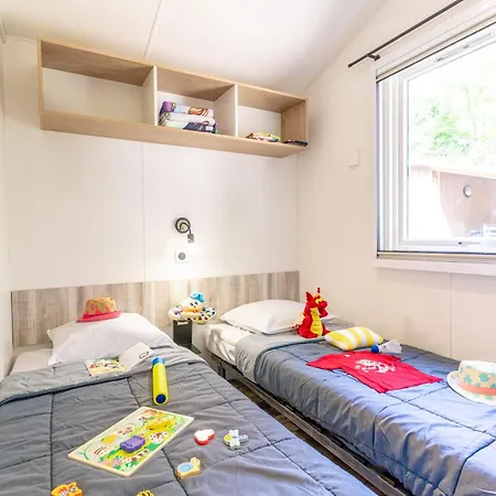 مكان تخييم Le Hameau Du Petit Lay 3*