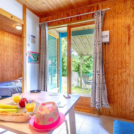 Campsite Le Hameau Du Petit Lay Mouchamps