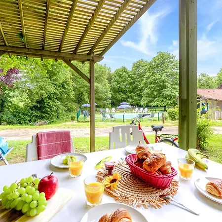 Campsite Le Hameau Du Petit Lay 3*