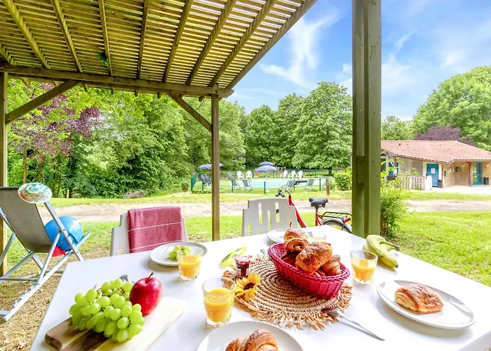 Кемпинг Le Hameau Du Petit Lay 3*