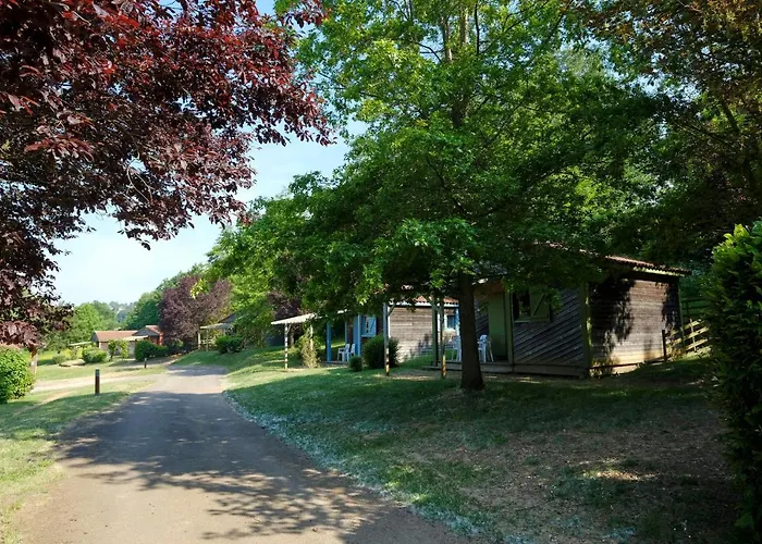 Le Hameau Du Petit Lay Кемпинг