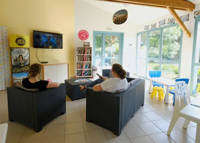 Кемпинг Le Hameau Du Petit Lay 3*